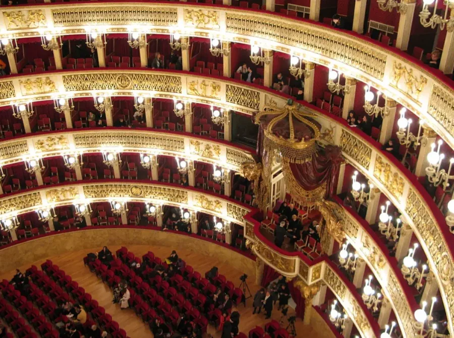 Locuri de vizitat în Napoli Teatrul San Carlo