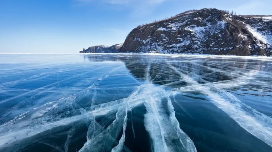 Cel mai mare lac din lume este lacul Baikal.