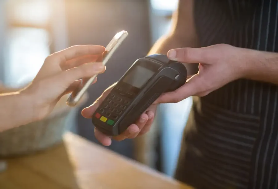 Prin intermediul tehnologiei NFC poți să plătești cu telefonul.